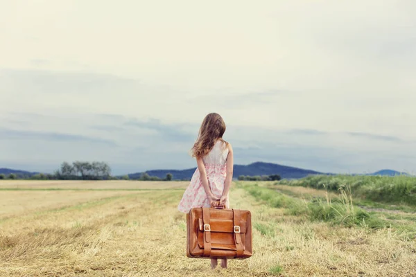 Petite fille avec valise de voyage — Photo