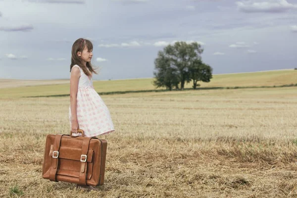 Petite fille avec valise de voyage — Photo