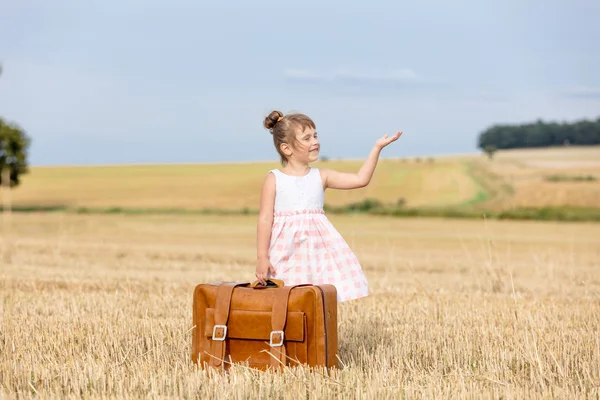 Petite fille avec valise de voyage — Photo