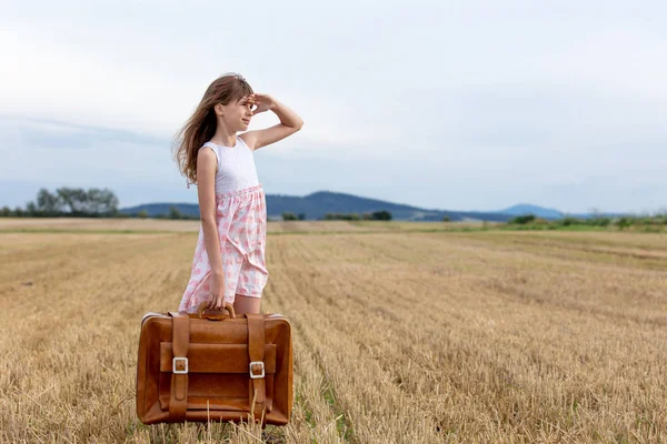 Seyahat çanta küçük kız