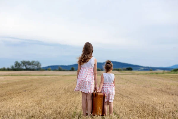 Bavul tutan iki kız