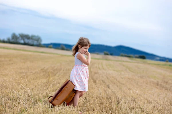 여행 가방을 가진 어린 소녀 — 스톡 사진