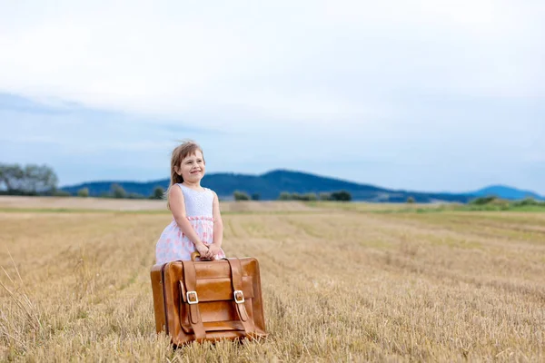 Liten flicka med resor resväska — Stockfoto