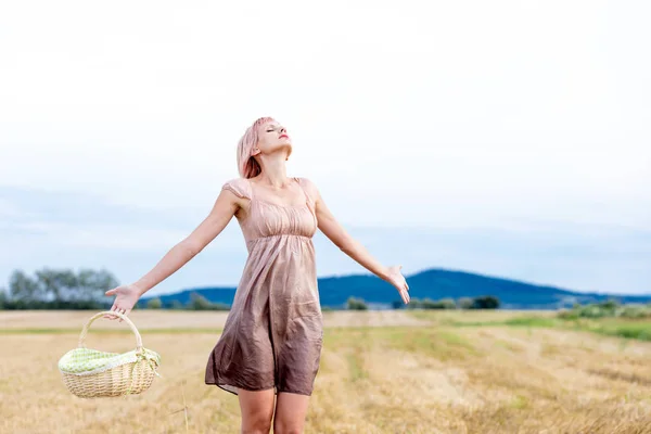 Woman with basket at field — Stock Photo, Image