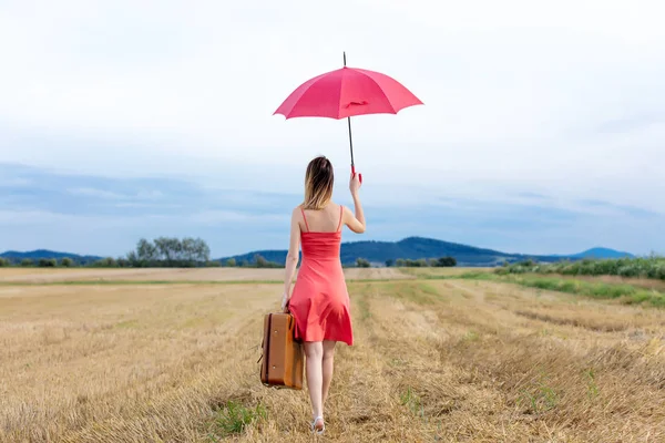 Γυναίκα με βαλίτσα και ομπρέλα — Φωτογραφία Αρχείου