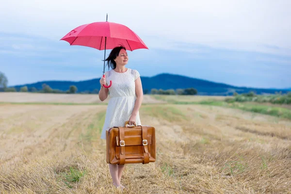 Seyahat çanta kadın kıdemli portresi — Stok fotoğraf