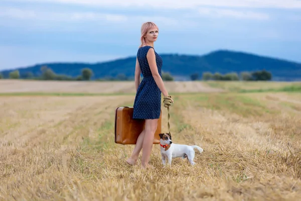 Donna con valigia e cane — Foto Stock