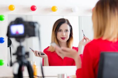 Kadın kamera kozmetik uygulama 