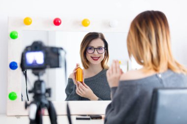 Kadın kamera kozmetik uygulama 