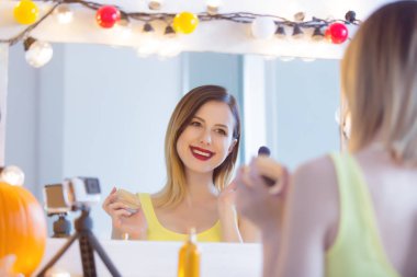 Kadın kamera kozmetik uygulama 