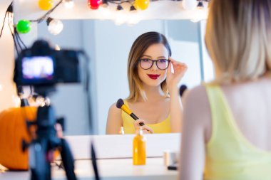 Kadın kamera kozmetik uygulama 