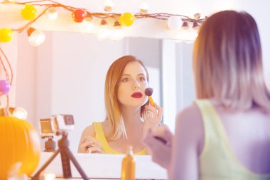 Kadın kamera kozmetik uygulama 