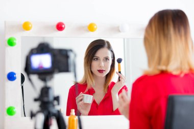 Kadın kamera kozmetik uygulama 