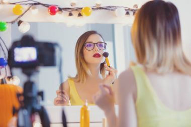 Kadın kamera kozmetik uygulama 