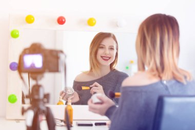 Kadın kamera kozmetik uygulama 