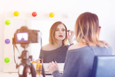 Kadın kamera kozmetik uygulama 