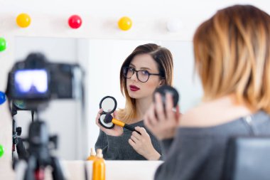 Kadın kamera kozmetik uygulama 