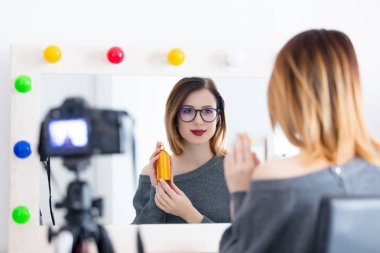 Kadın kamera kozmetik uygulama 