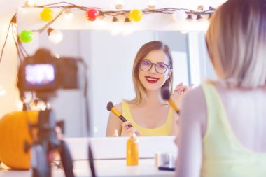 Kadın kamera kozmetik uygulama 