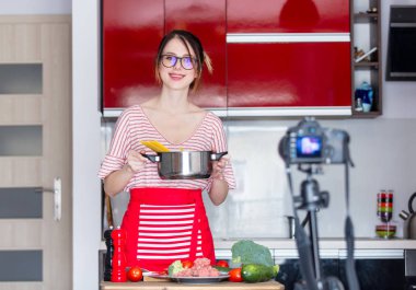 Genç kadın kameraya pişirme