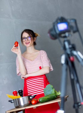 Genç kadın vegan yemek yemek