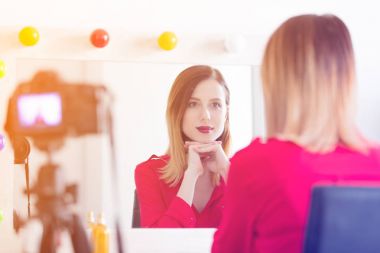 Kadın kamera kozmetik uygulama 