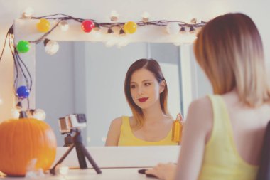 Kadın kamera kozmetik uygulama 