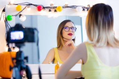 Kadın kamera kozmetik uygulama 