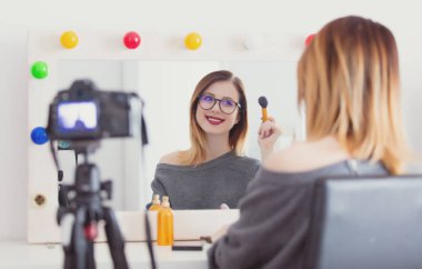 Kadın kamera kozmetik uygulama 