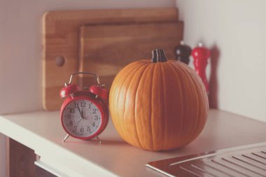 Sonbahar kabak ve retro çalar saat