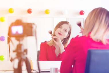 Kadın kamera kozmetik uygulama 