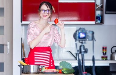 Genç kadın kameraya pişirme