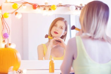 Kadın kamera kozmetik uygulama 