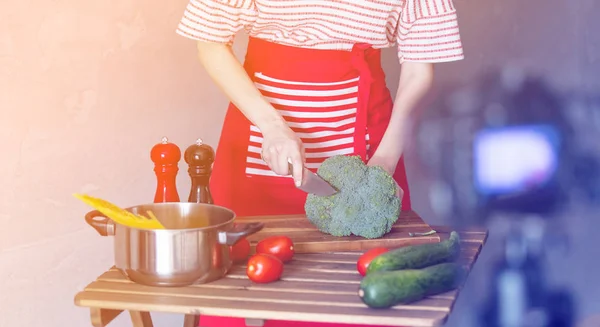 Młoda kobieta gotowania wegańskie jedzenie — Zdjęcie stockowe
