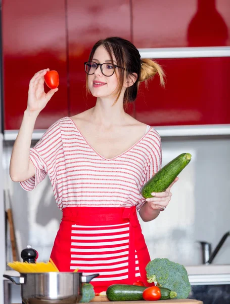 Giovane donna cucina Vegan cibo — Foto Stock