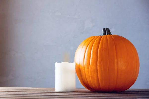 Calabaza de otoño en la mesa —  Fotos de Stock