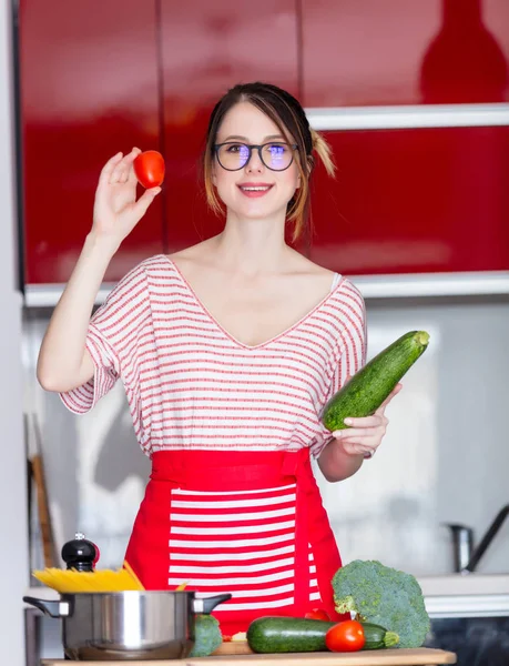 Genç kadın vegan yemek yemek — Stok fotoğraf