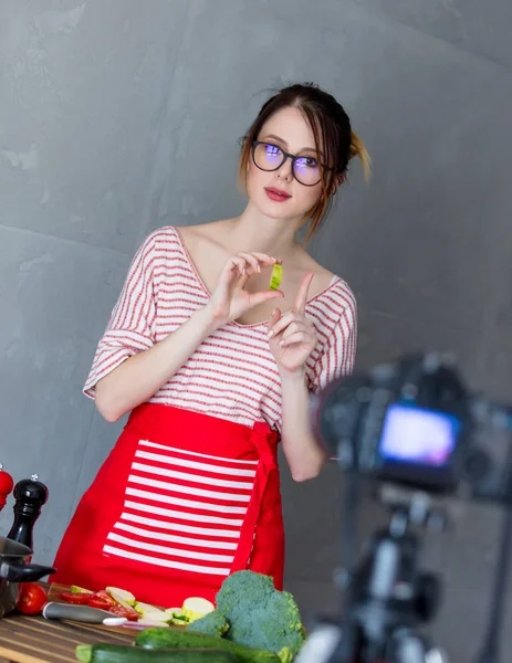 Junge Frau kocht veganes Essen — Stockfoto