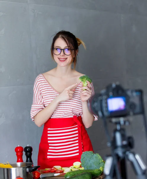 Mujer joven cocinando comida vegana —  Fotos de Stock