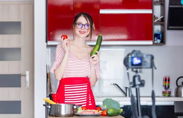 Genç kadın kameraya pişirme — Stok fotoğraf