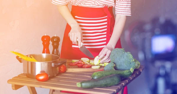 Mujer joven cocinando comida vegana —  Fotos de Stock