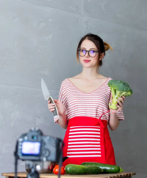 Jovem cozinhando comida Vegan — Fotografia de Stock