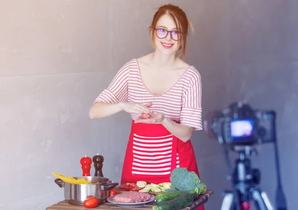 Mujer joven cocinando en cámara —  Fotos de Stock