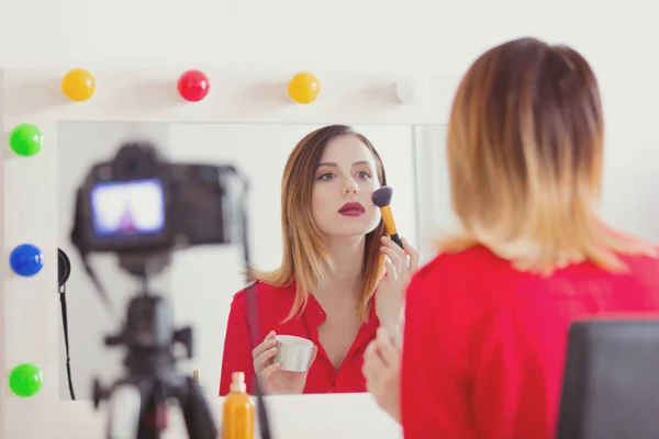 Mujer aplicando cosméticos en la cámara — Foto de Stock