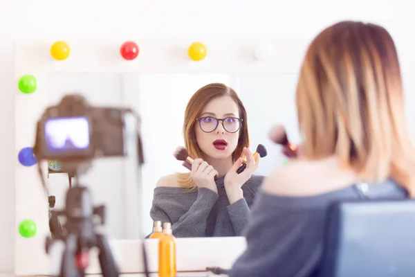 Mujer aplicando cosméticos en la cámara — Foto de Stock