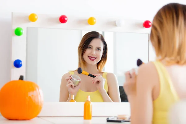 Mujer aplicando cosméticos en la cámara — Foto de Stock