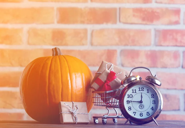 Calabaza de otoño en la mesa —  Fotos de Stock