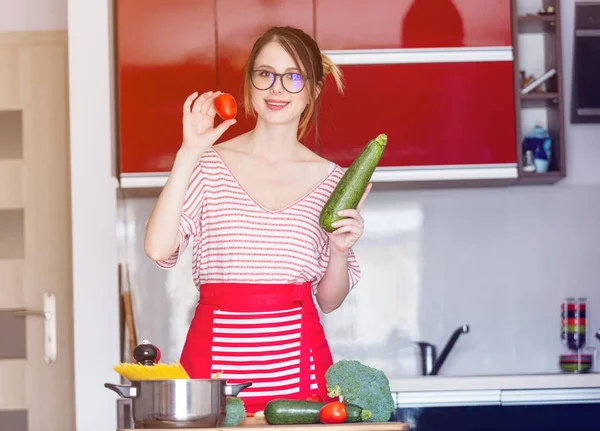 Mujer joven cocinando comida vegana —  Fotos de Stock