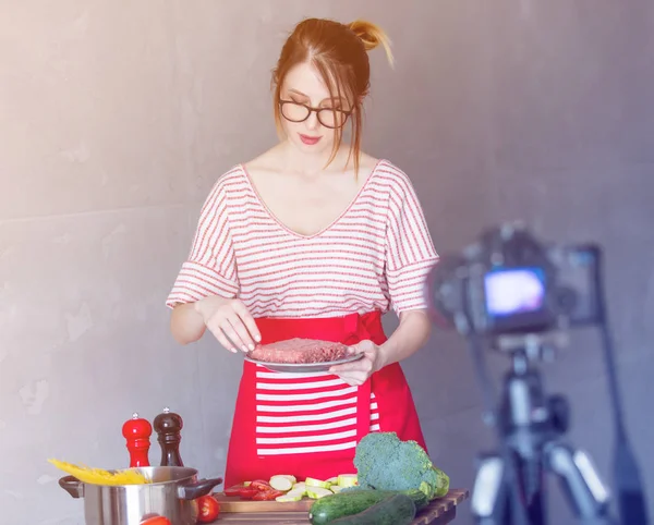 Genç kadın kameraya pişirme — Stok fotoğraf
