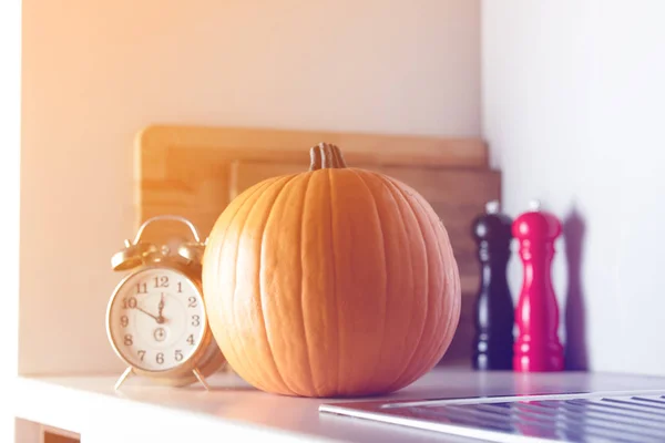 秋かぼちゃとレトロな目覚まし時計 — ストック写真